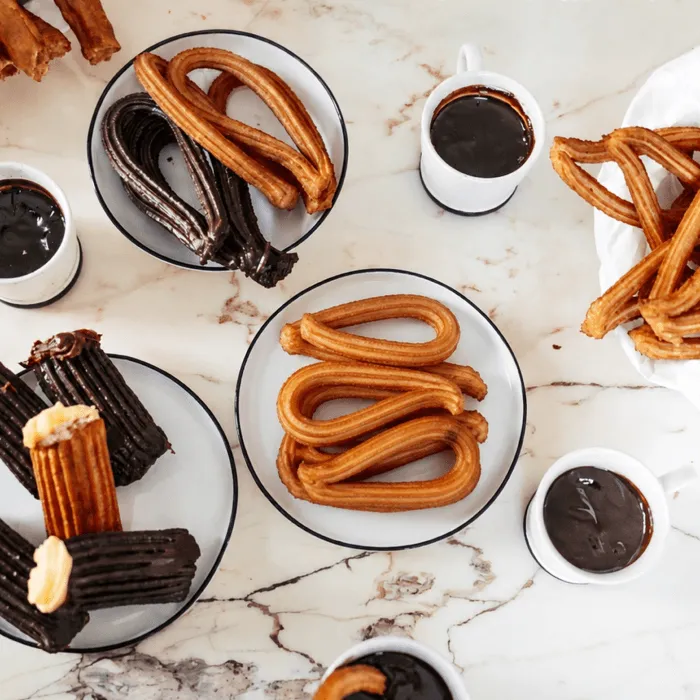 Collage de churros y tazas de La Antigua Bar